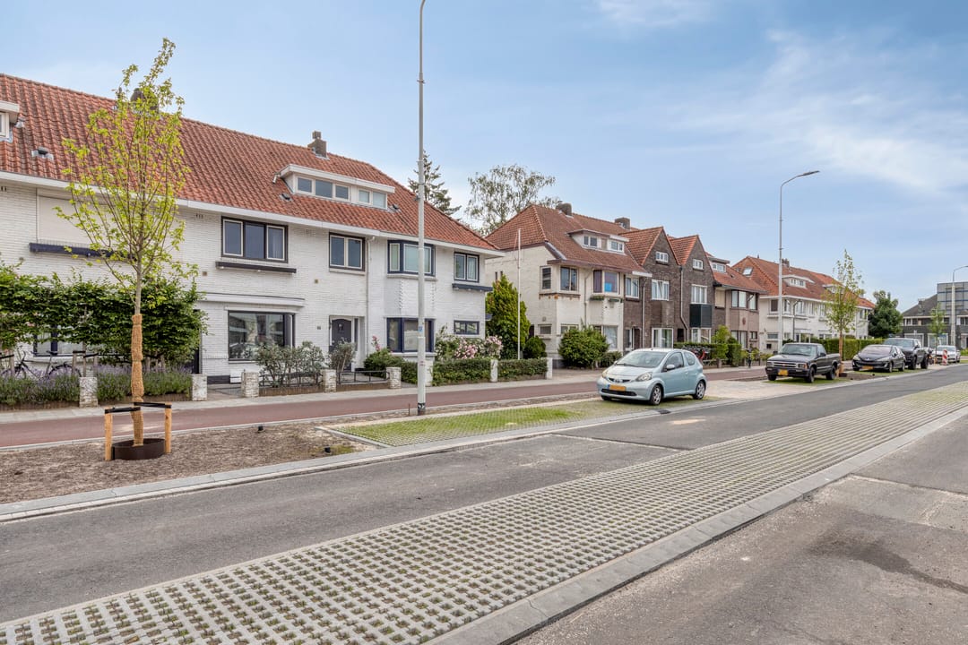 Elegant Early Twentieth Century Home with Garden in Stratum — 32