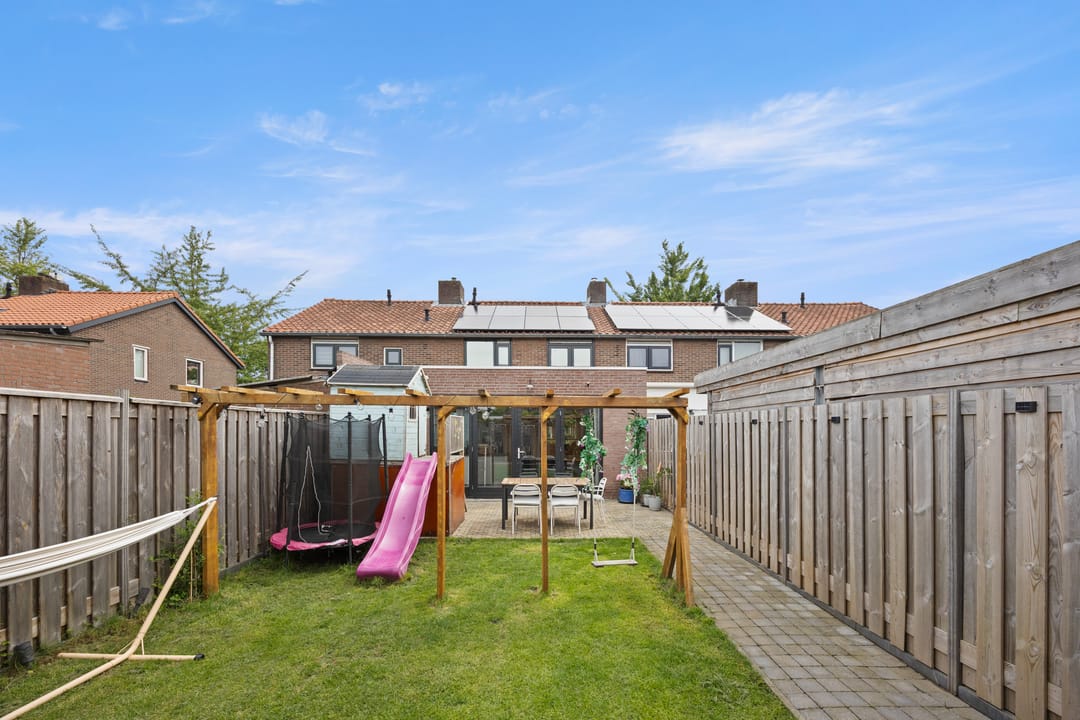 Spacious Family Home with Modern Kitchen and Southwest Garden in Deest — 37
