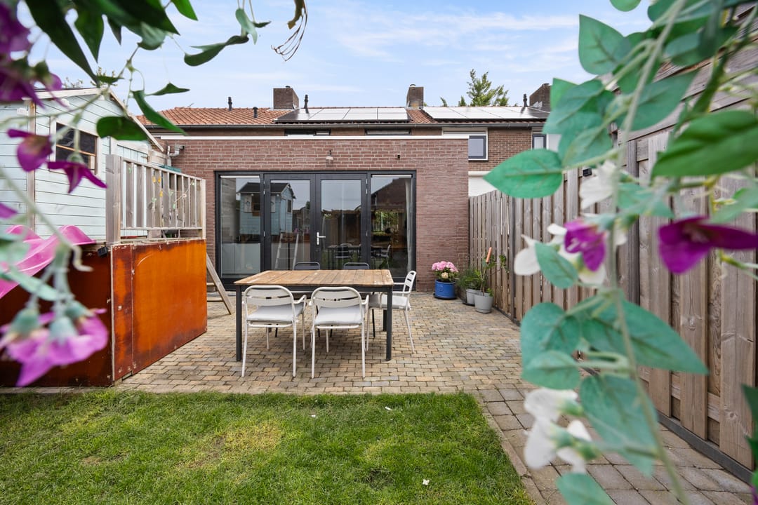 Spacious Family Home with Modern Kitchen and Southwest Garden in Deest — 38