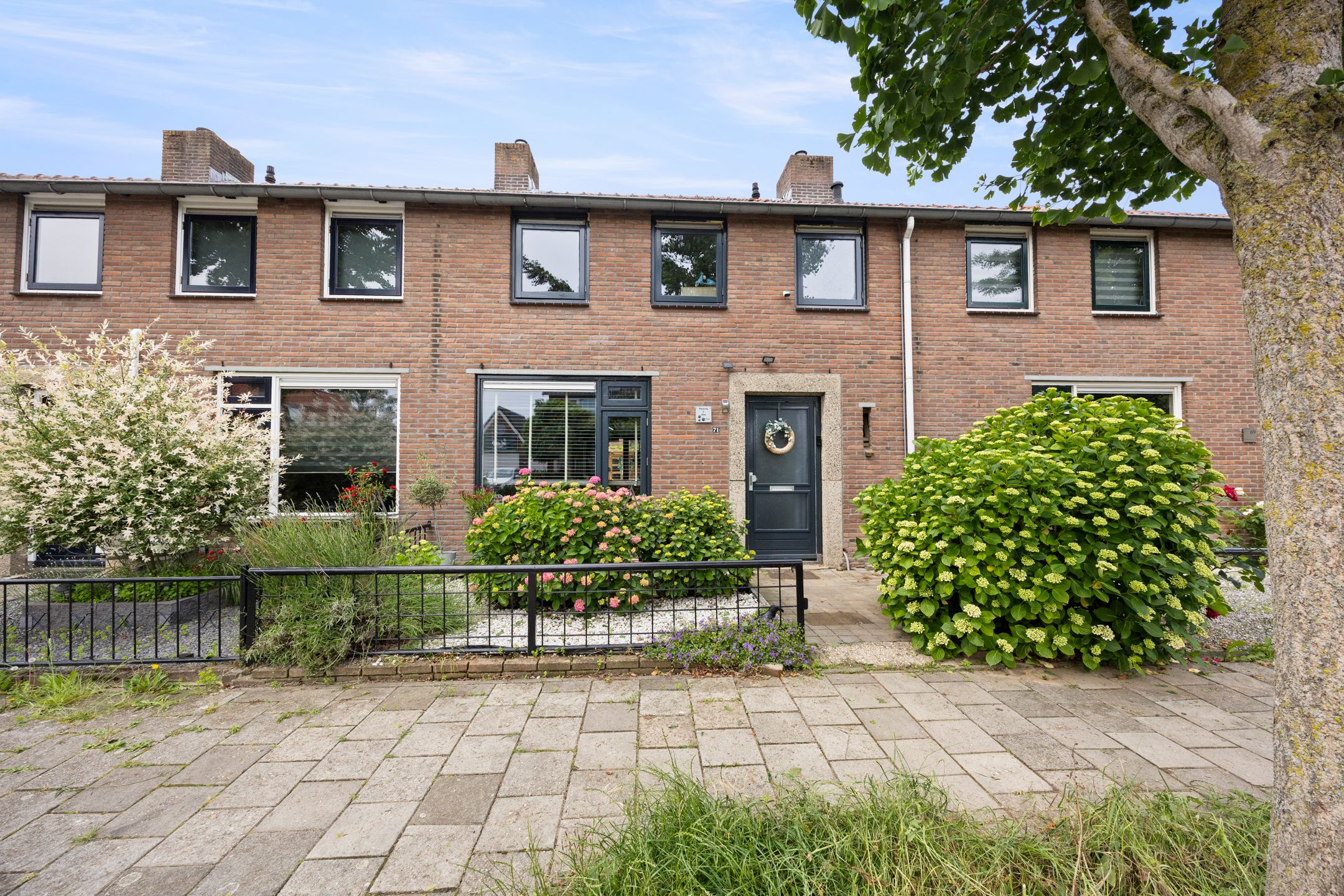Spacious Family Home with Modern Kitchen and Southwest Garden in Deest — 39