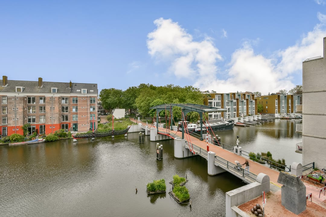 Waterfront Apartment with South-Facing Balcony in Amsterdam Centrum — 17