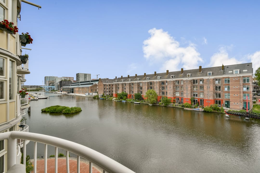 Waterfront Apartment with South-Facing Balcony in Amsterdam Centrum