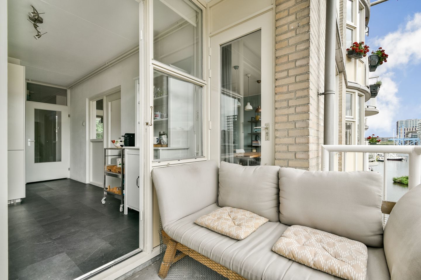 Waterfront Apartment with South-Facing Balcony in Amsterdam Centrum — 10