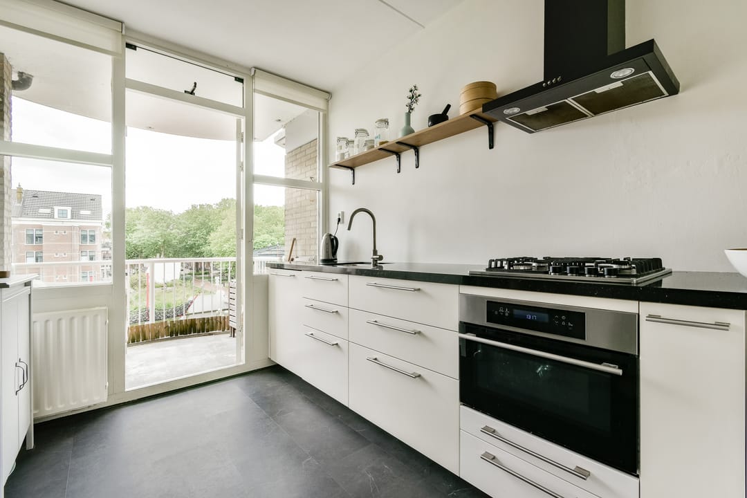 Waterfront Apartment with South-Facing Balcony in Amsterdam Centrum — 7