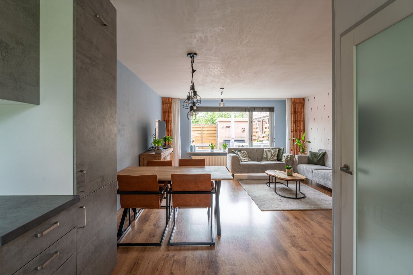 Spacious Family Home with Modern Kitchen and Sunlit Garden — 10