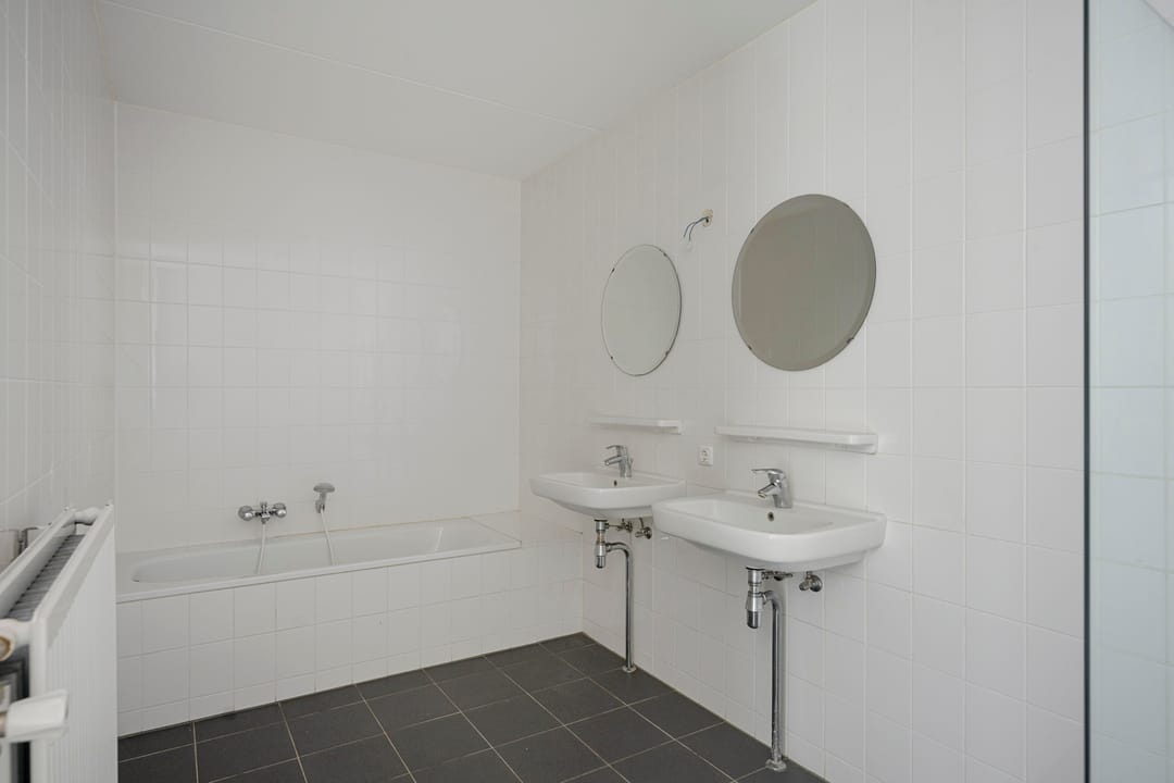 Spacious 2-Bedroom Apartment with Private Parking in Geusselpark Maastricht — 23