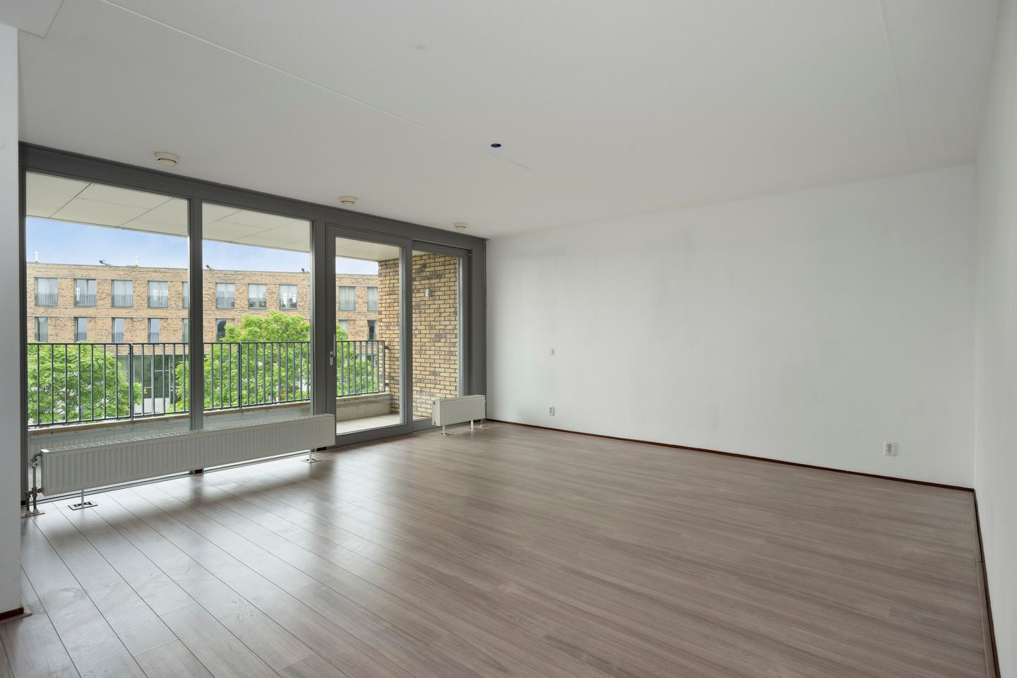 Spacious 2-Bedroom Apartment with Private Parking in Geusselpark Maastricht — 10