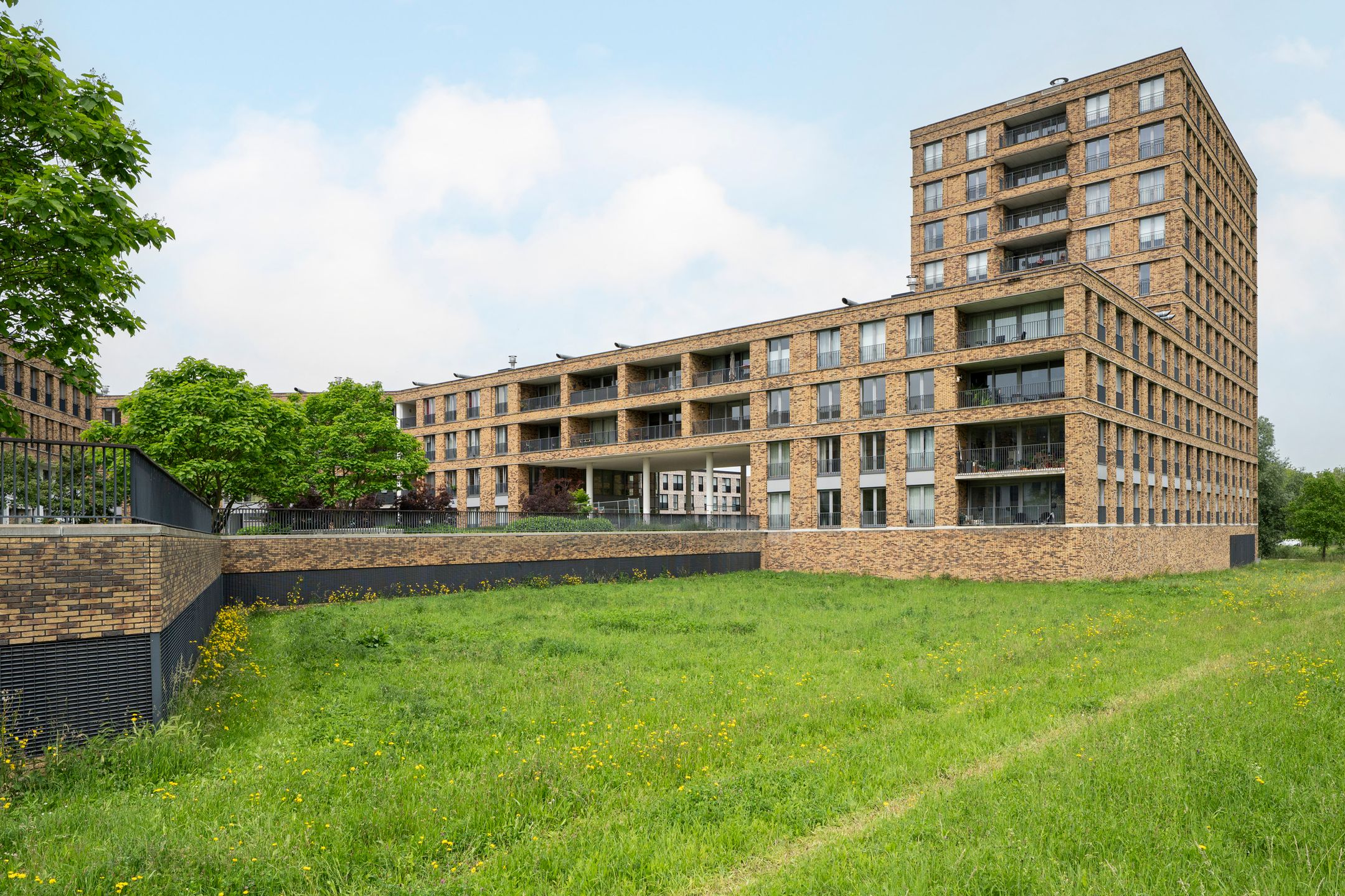 Spacious 2-Bedroom Apartment with Private Parking in Geusselpark Maastricht — 36
