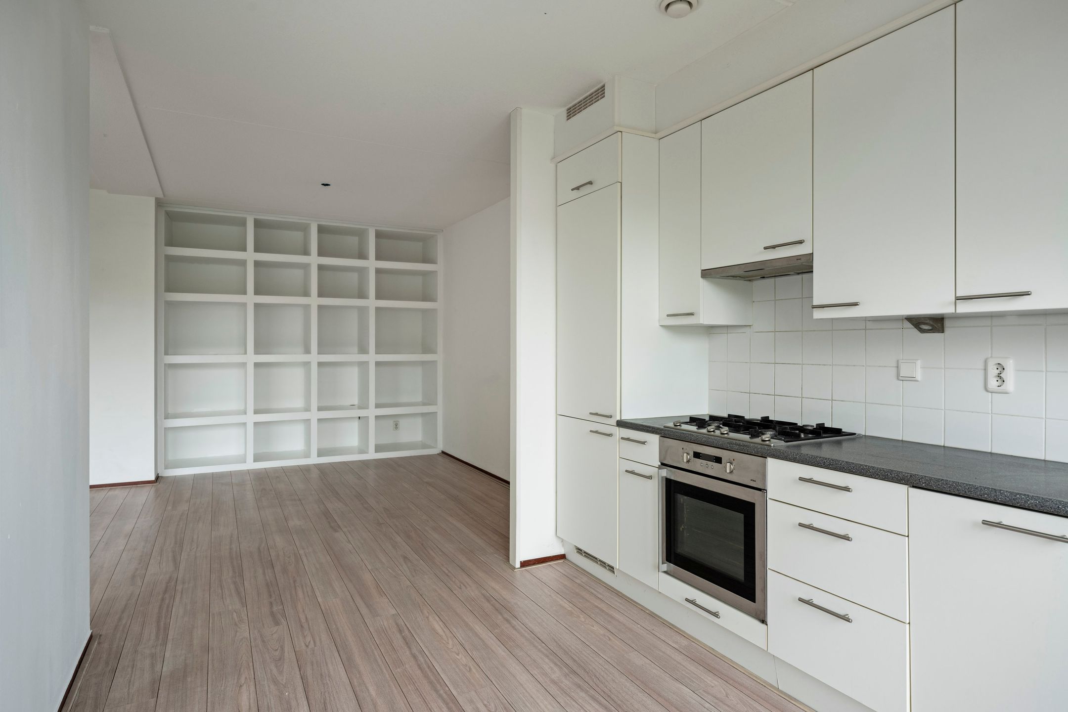 Spacious 2-Bedroom Apartment with Private Parking in Geusselpark Maastricht — 18
