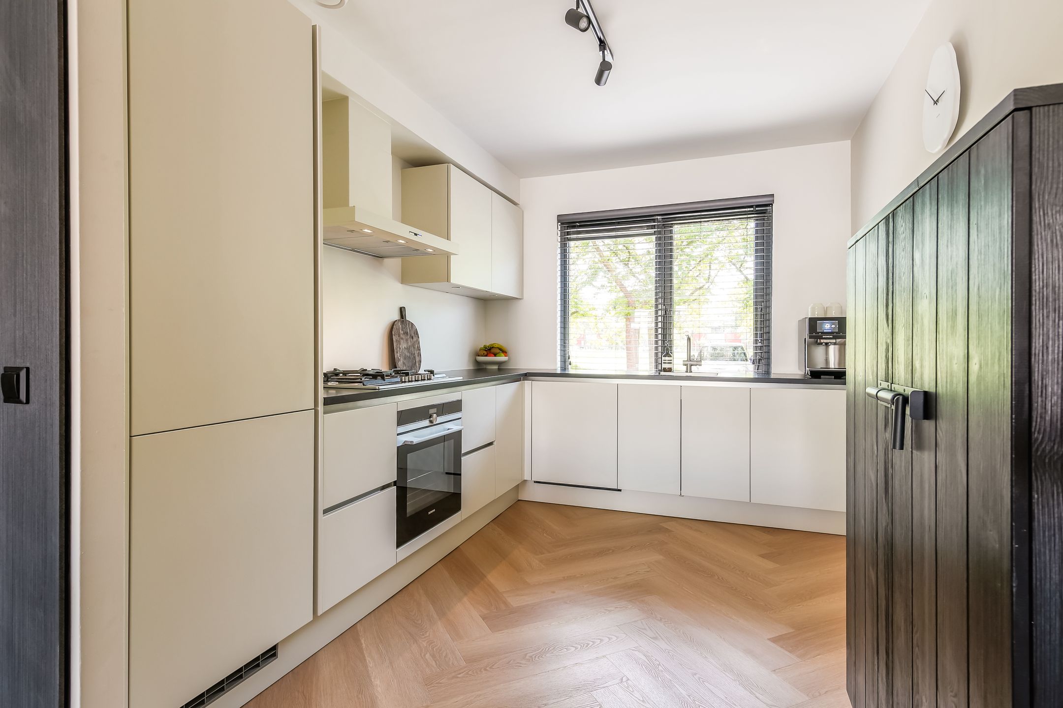 Luxury Extended Family Home with Hotel-Chique Finish in Almere — 15