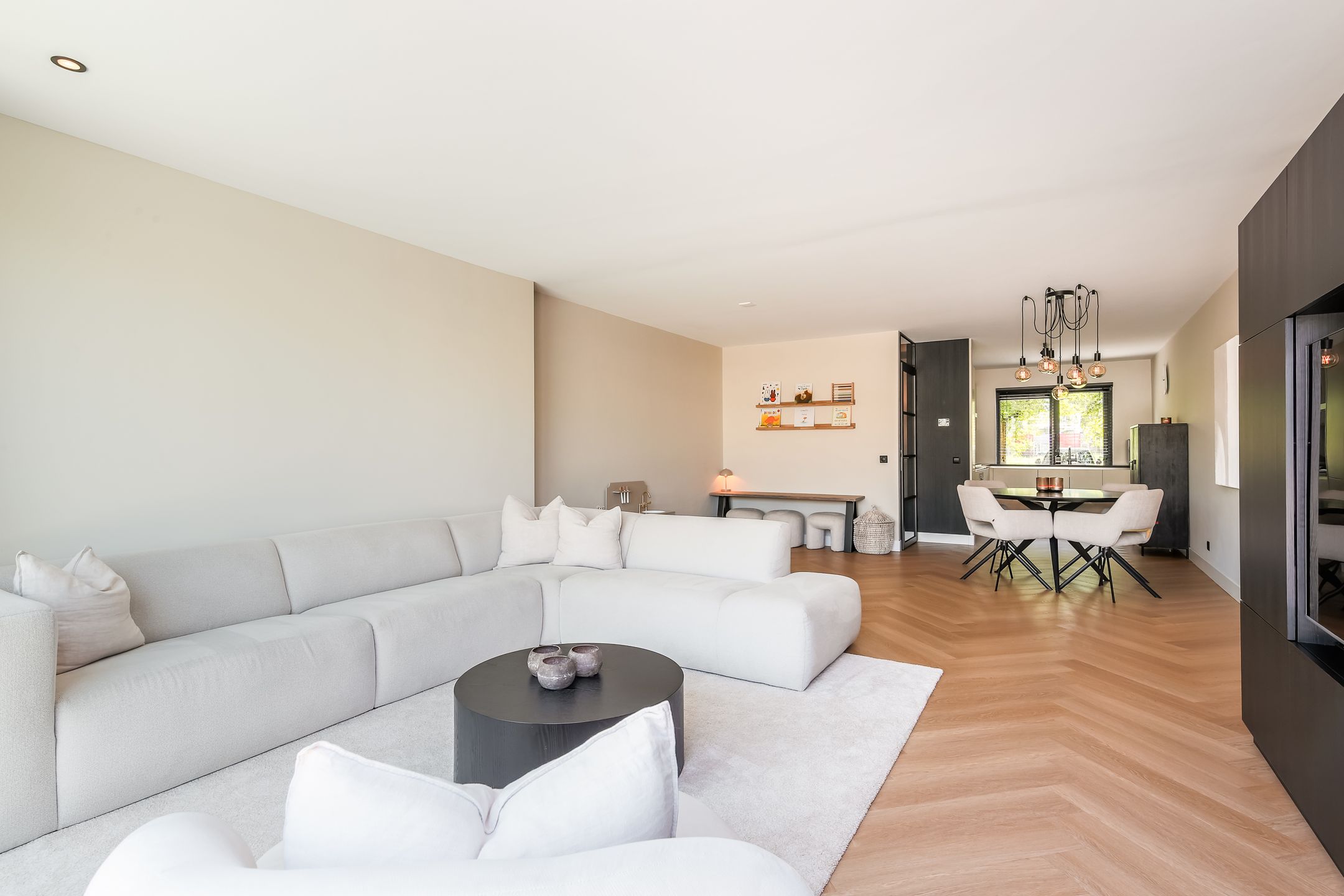 Luxury Extended Family Home with Hotel-Chique Finish in Almere — 9