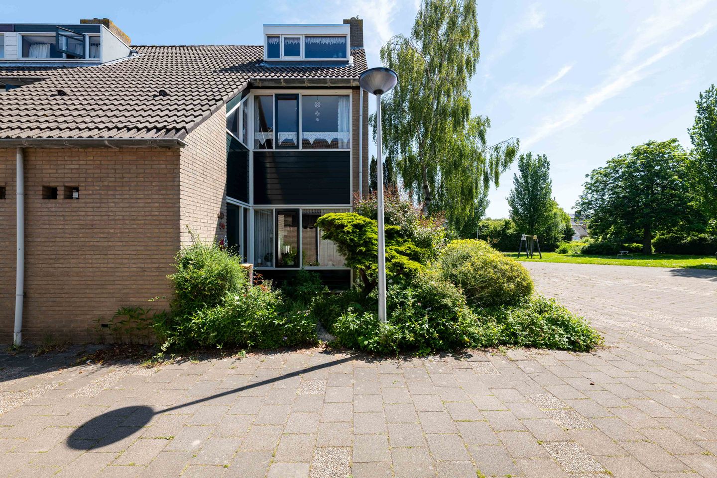 Spacious Corner House with Separate Garage in Sportbuurt — 35