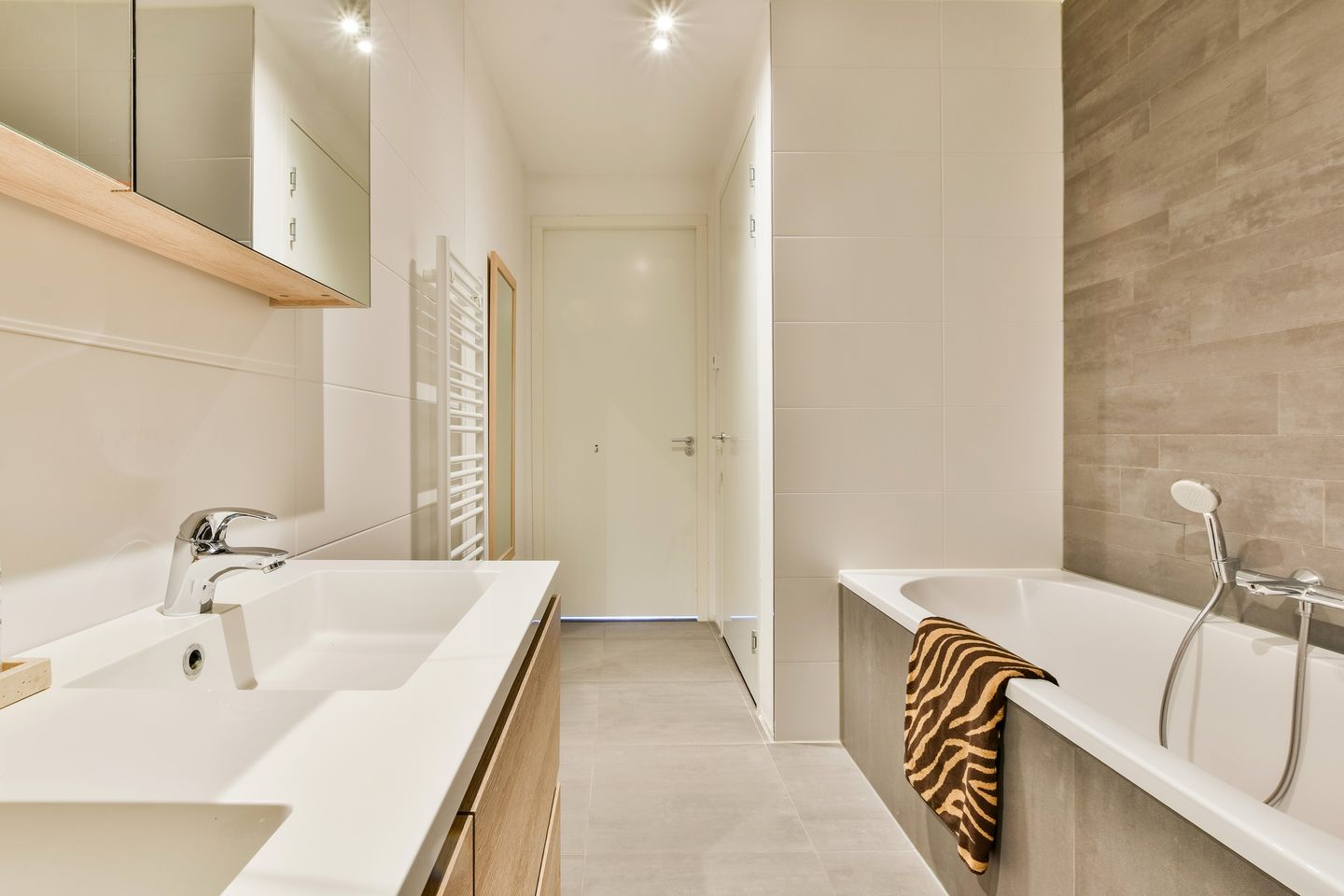 Elegant Waterfront Corner Apartment in Houthavens — 14