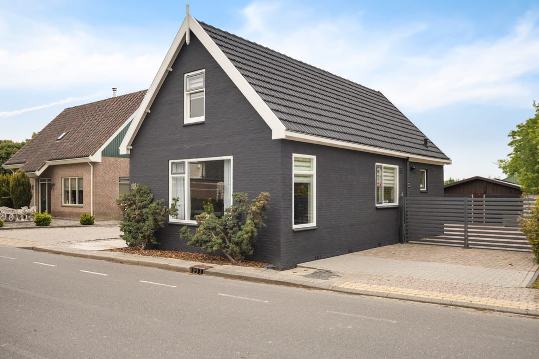 Sustainable Detached Home with Solar Panels and Garage in Avenhorn
