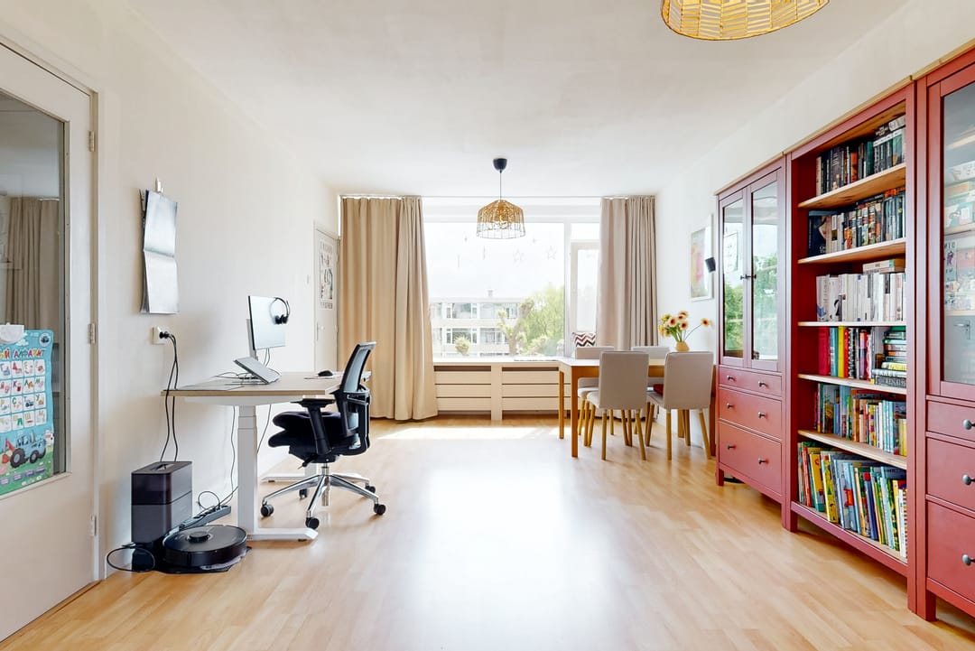 Spacious 3 Room Apartment with Two Balconies and City Views — 8
