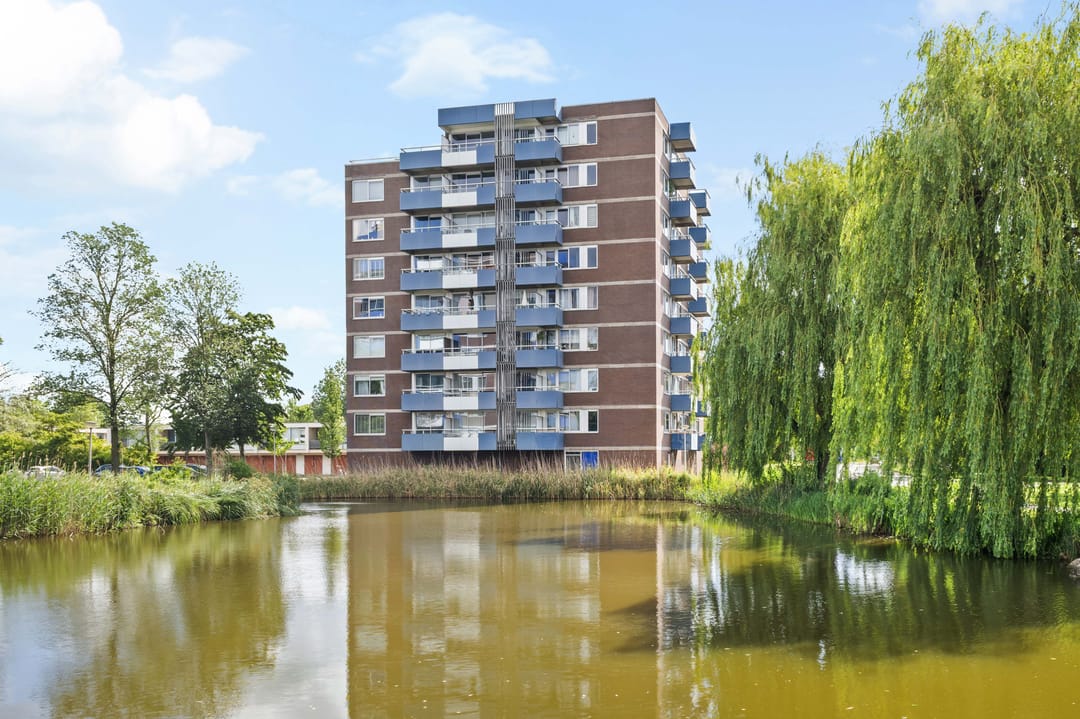 Bright Top-Floor Apartment with Panoramic Views in Uithoorn