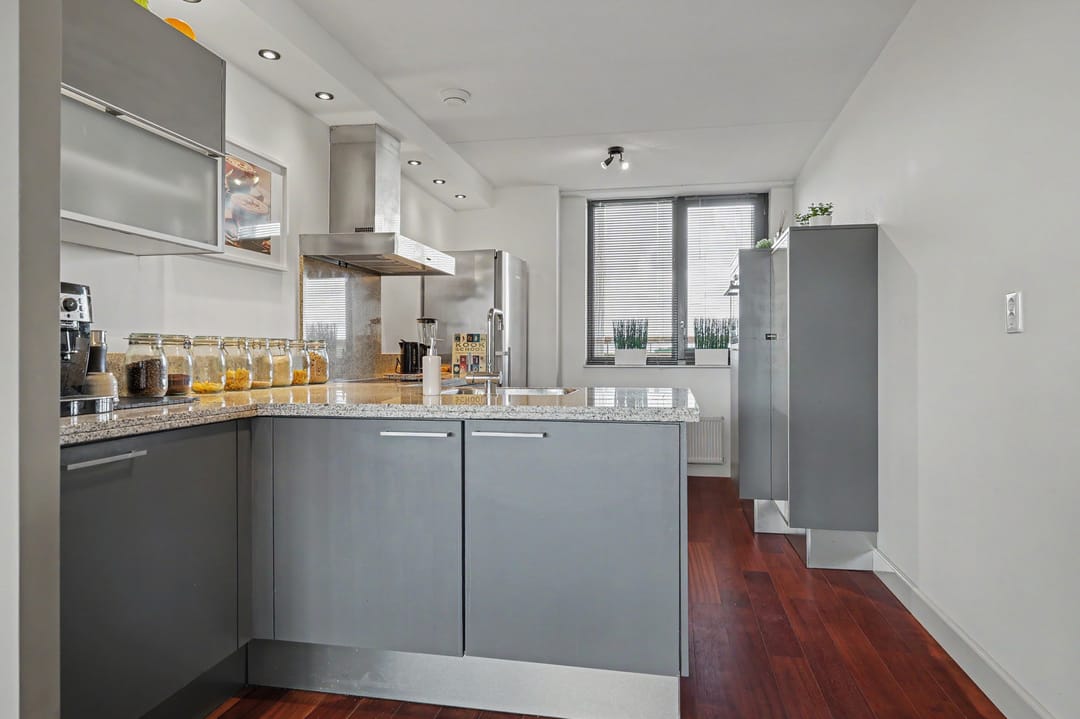 Spacious Maisonette Apartment with Panoramic Views in Schiedam — 13