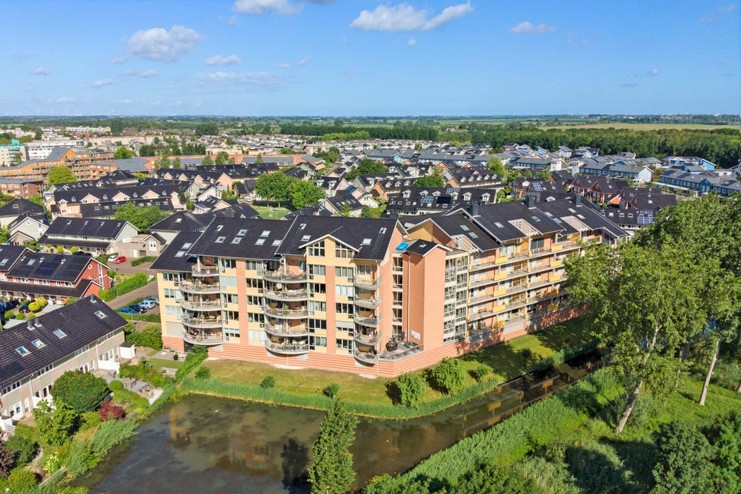 Spacious Maisonette Apartment with Panoramic Views in Schiedam — 53