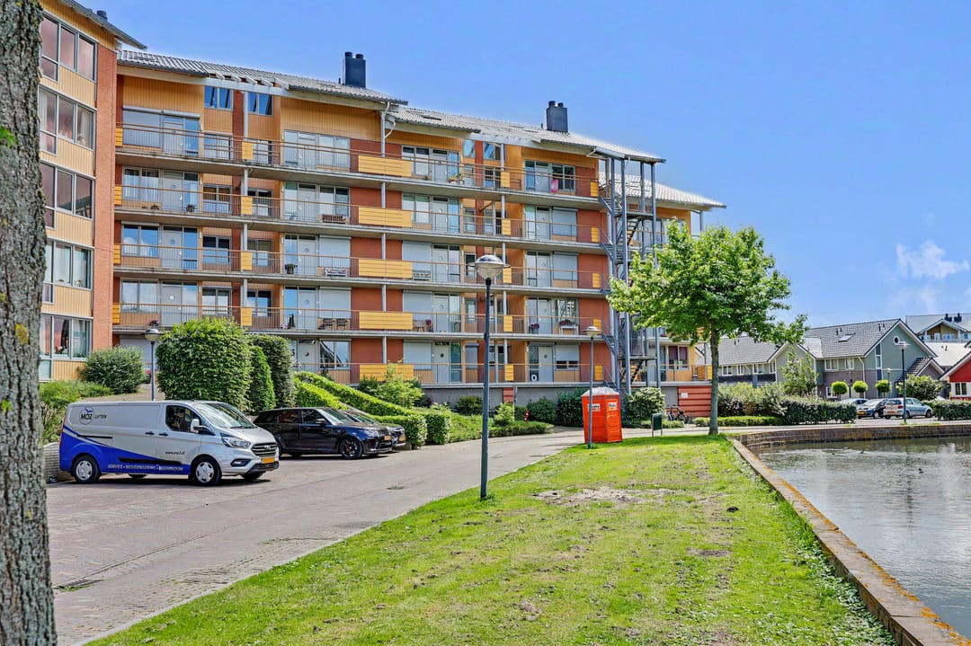 Spacious Maisonette Apartment with Panoramic Views in Schiedam — 46