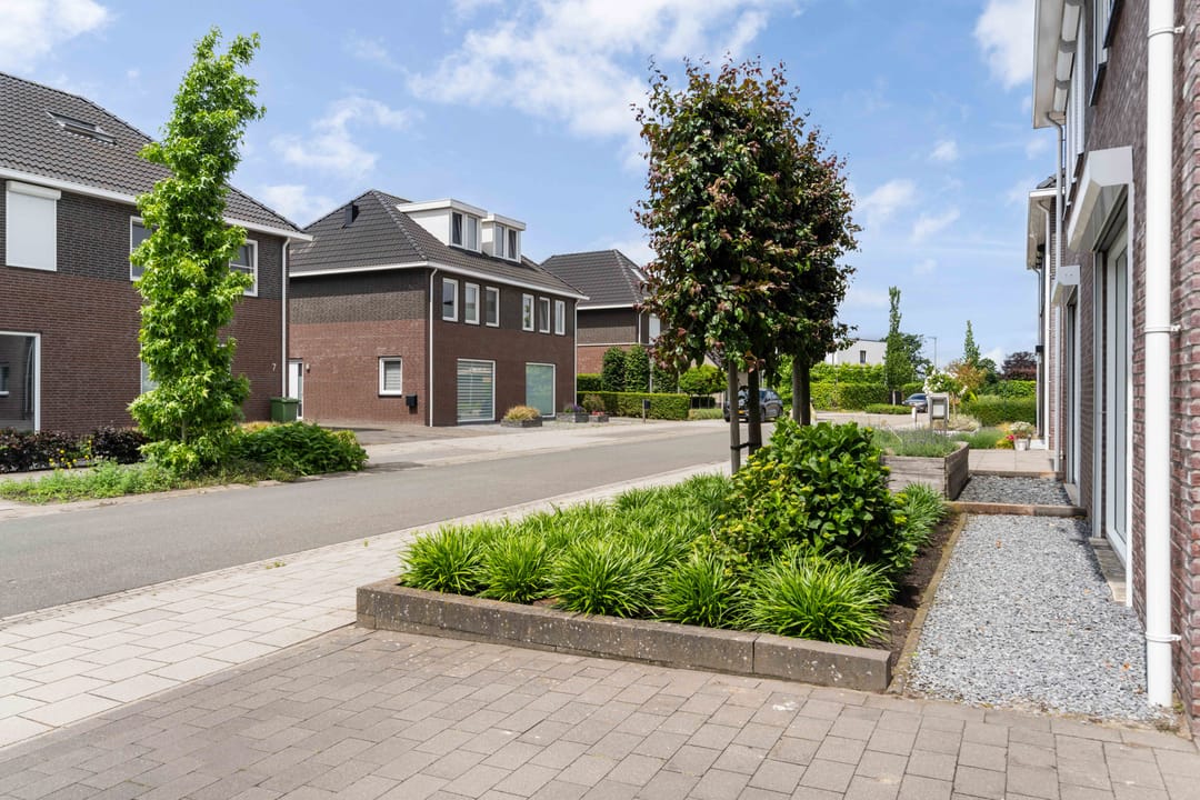 Modern Semi-Detached Home with 4 Bedrooms and Private Parking in Nederweert — 7
