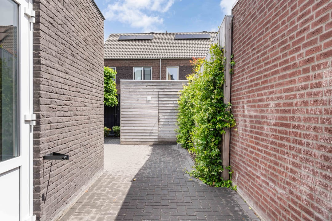Modern Semi-Detached Home with 4 Bedrooms and Private Parking in Nederweert — 47