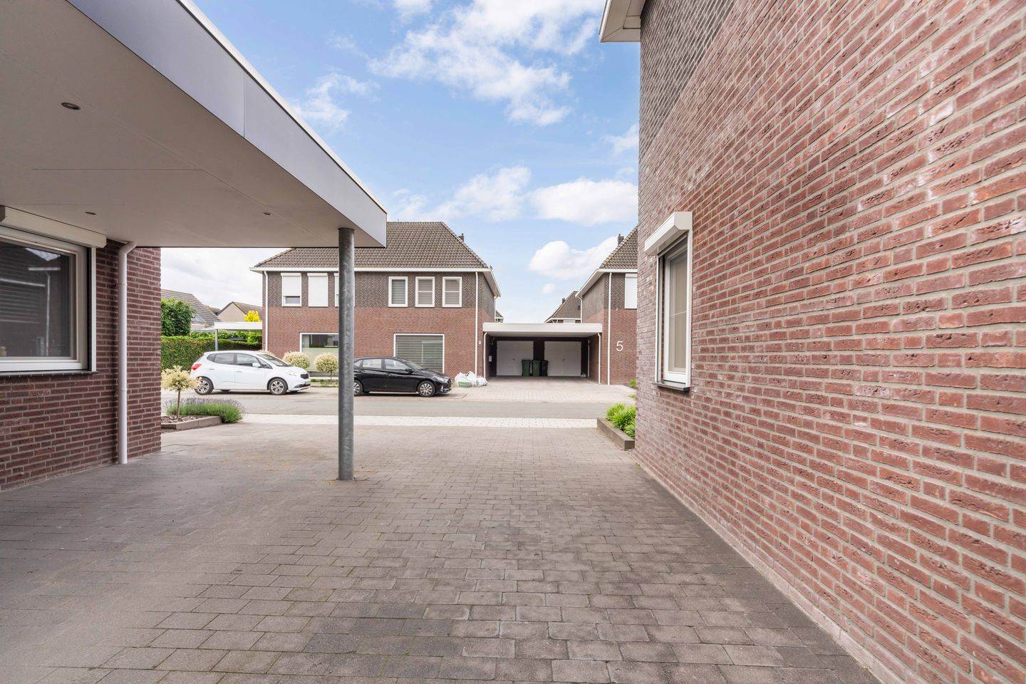 Modern Semi-Detached Home with 4 Bedrooms and Private Parking in Nederweert — 49
