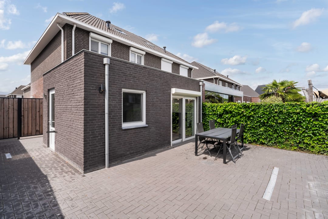 Modern Semi-Detached Home with 4 Bedrooms and Private Parking in Nederweert — 46