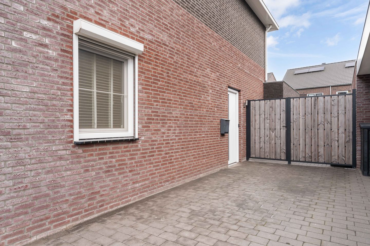 Modern Semi-Detached Home with 4 Bedrooms and Private Parking in Nederweert — 50