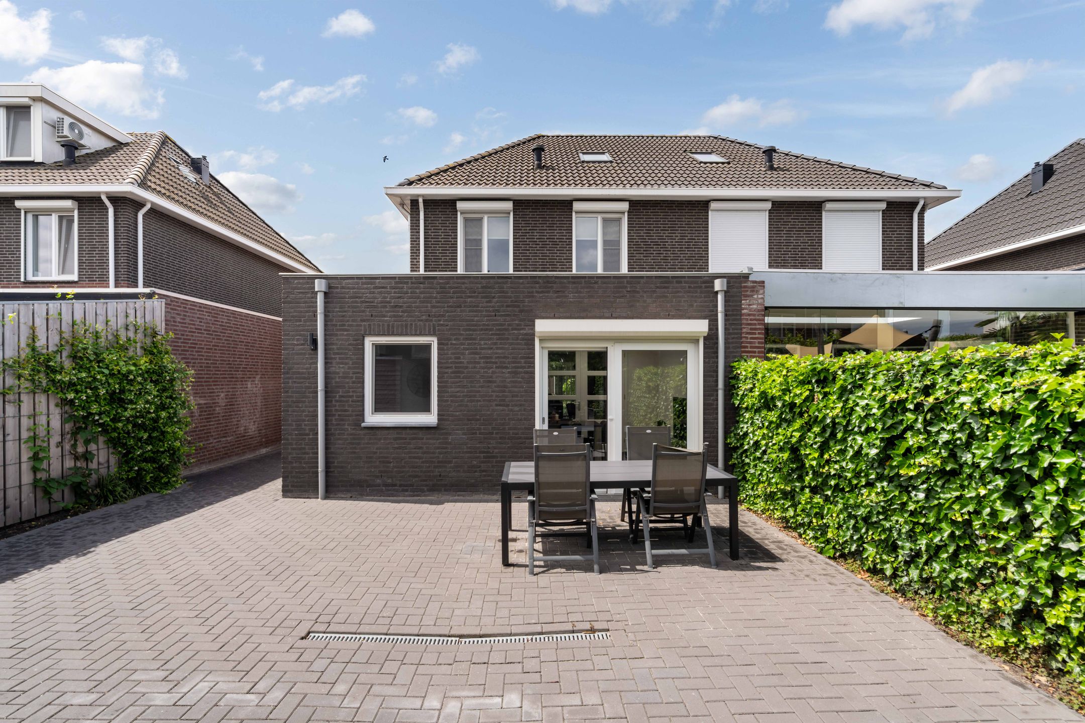 Modern Semi-Detached Home with 4 Bedrooms and Private Parking in Nederweert — 45
