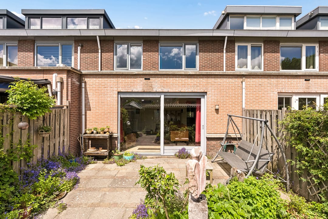 Spacious Family Home with Solar Panels in Almere's Popular Literatuurwijk — 11