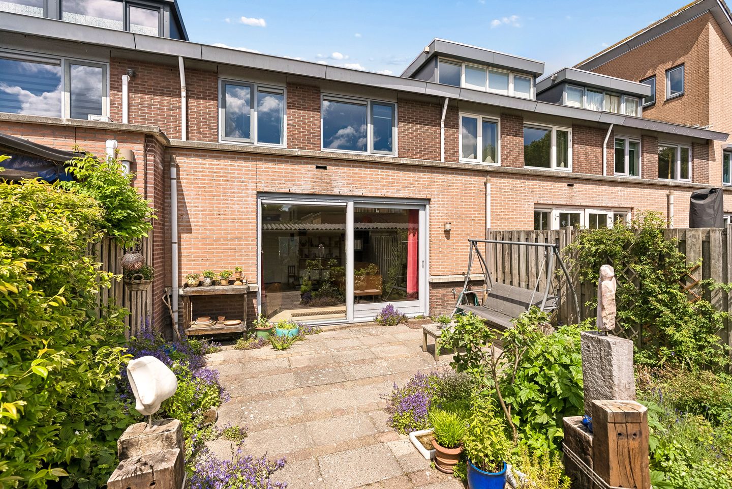 Spacious Family Home with Solar Panels in Almere's Popular Literatuurwijk — 10