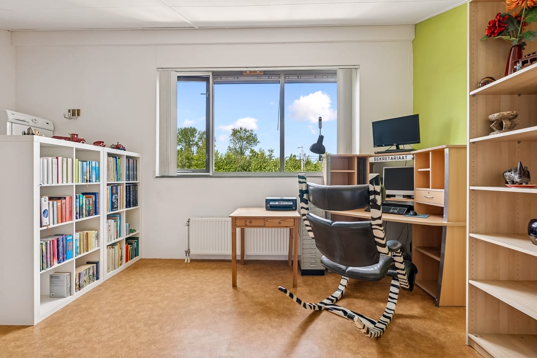 Spacious Family Home with Solar Panels in Almere's Popular Literatuurwijk — 31