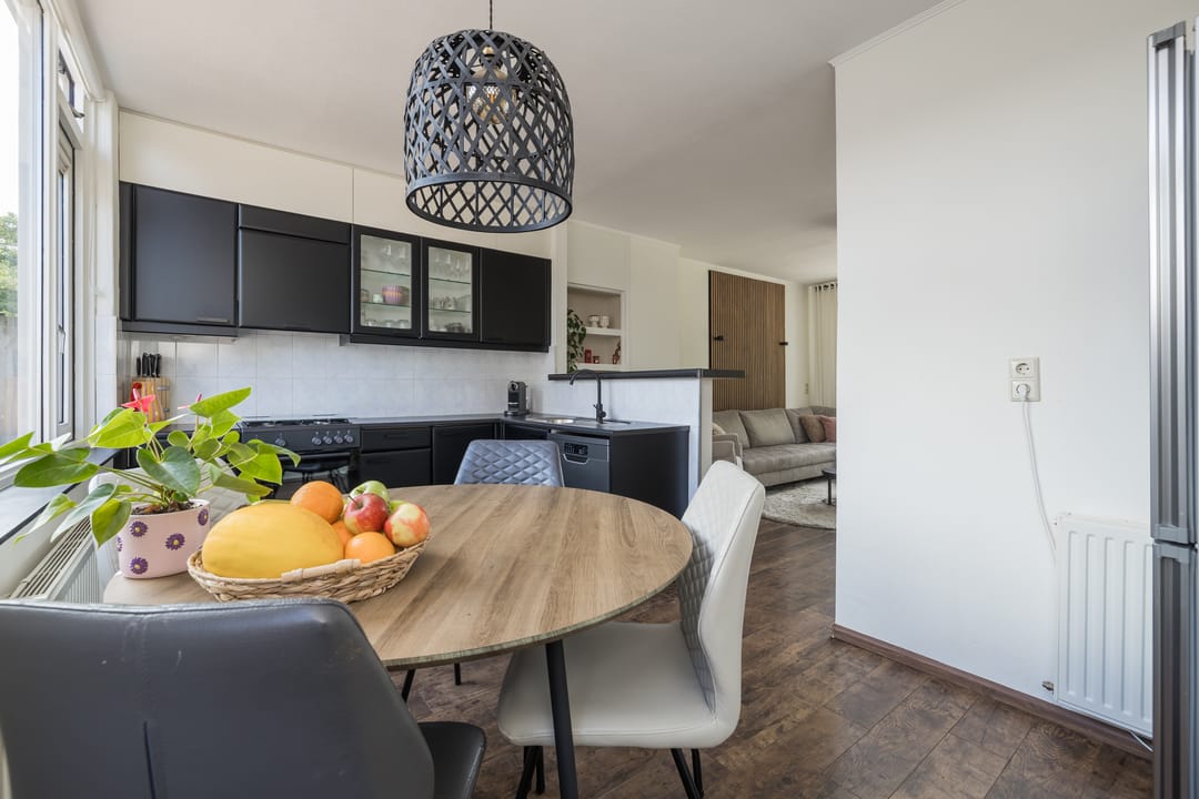 Well-Maintained Family Home with Private Parking in Quiet Sassenheim Neighborhood — 11