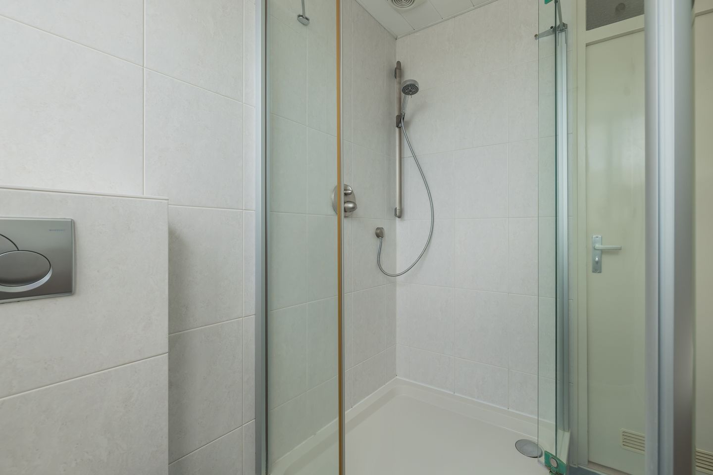Well-Maintained Family Home with Private Parking in Quiet Sassenheim Neighborhood — 25