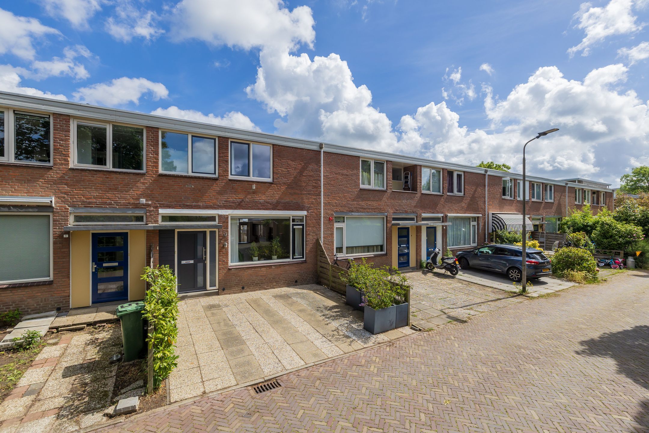 Well-Maintained Family Home with Private Parking in Quiet Sassenheim Neighborhood — 36