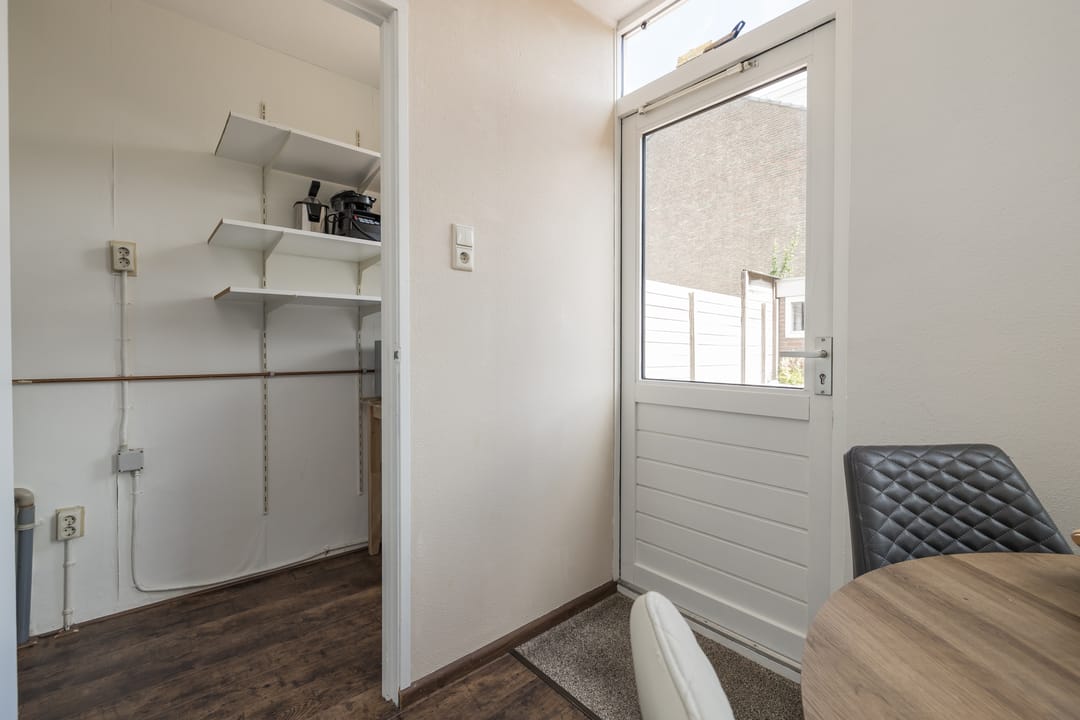 Well-Maintained Family Home with Private Parking in Quiet Sassenheim Neighborhood — 17