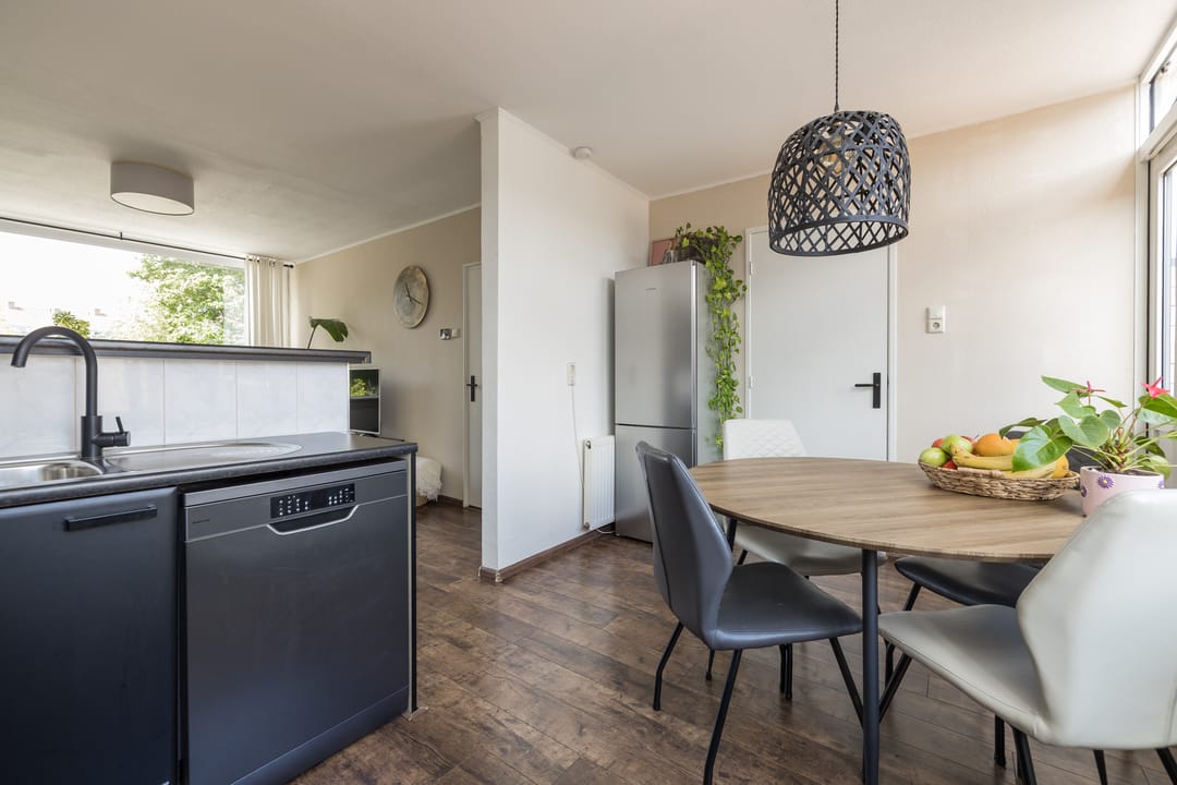 Well-Maintained Family Home with Private Parking in Quiet Sassenheim Neighborhood — 13