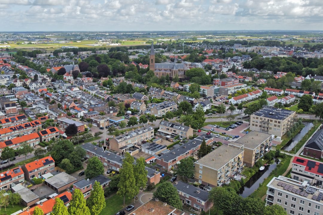 Well-Maintained Family Home with Private Parking in Quiet Sassenheim Neighborhood — 38