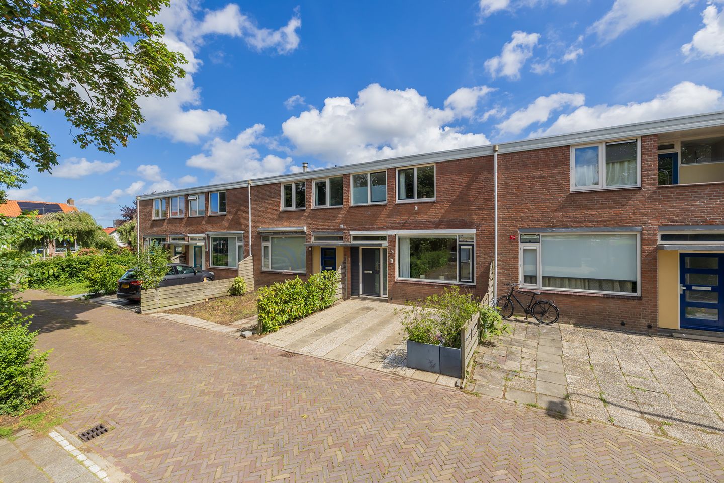 Well-Maintained Family Home with Private Parking in Quiet Sassenheim Neighborhood — 35