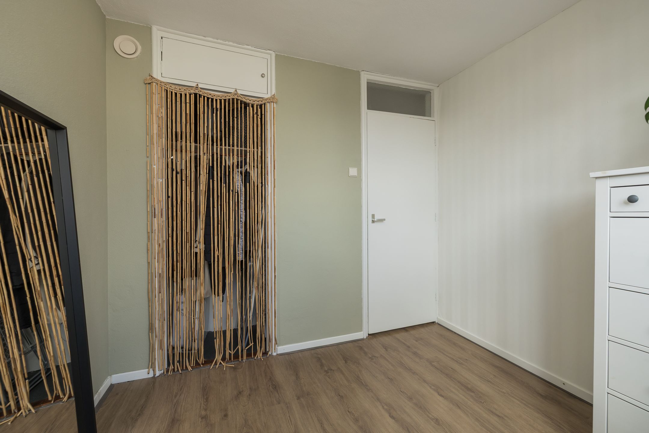 Well-Maintained Family Home with Private Parking in Quiet Sassenheim Neighborhood — 33