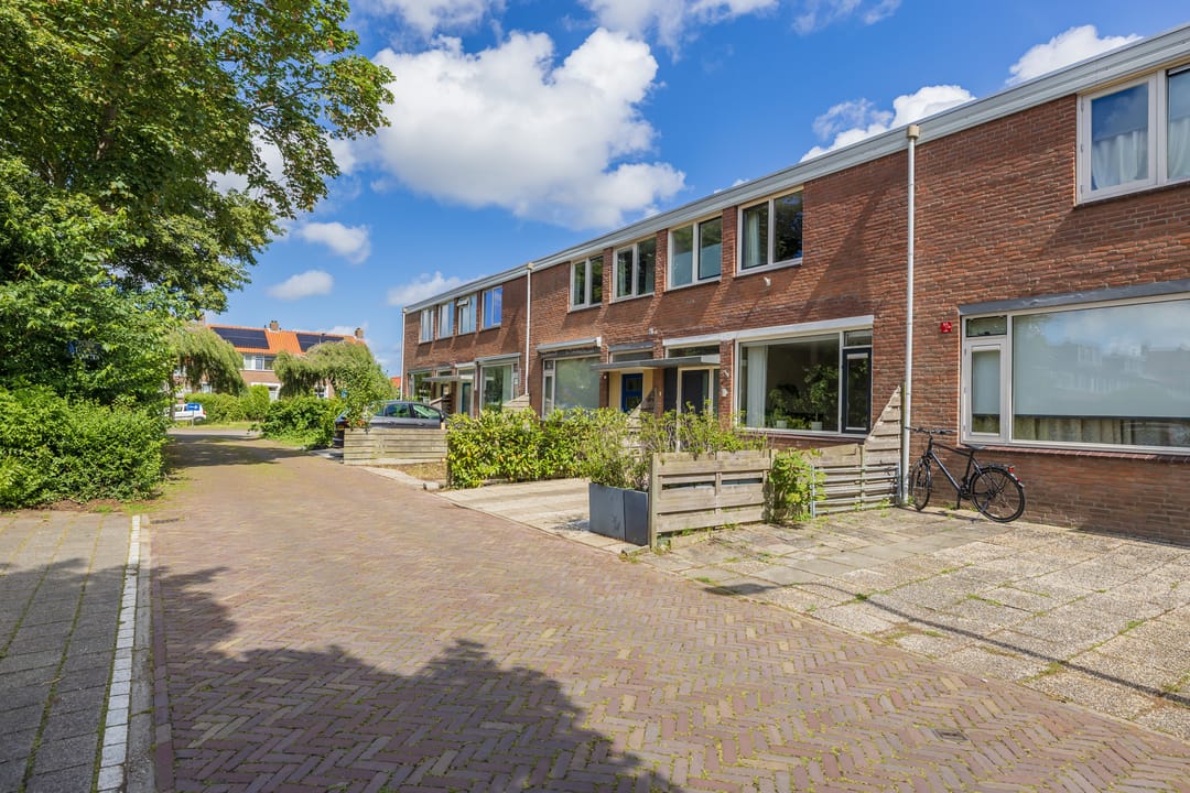 Well-Maintained Family Home with Private Parking in Quiet Sassenheim Neighborhood — 37