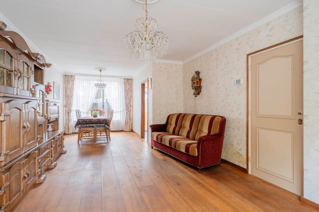 Family Home with Renovation Potential in the Popular Bloemenbuurt of Volendam — 11