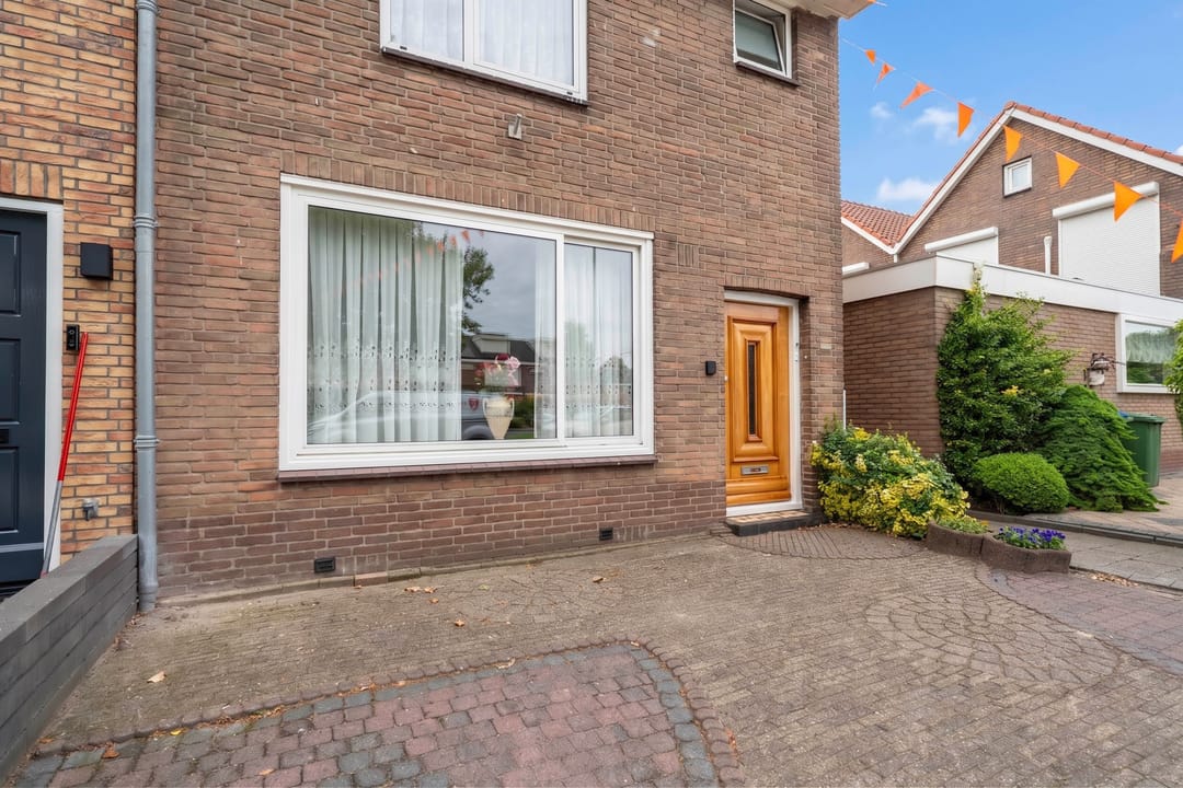 Family Home with Renovation Potential in the Popular Bloemenbuurt of Volendam — 8