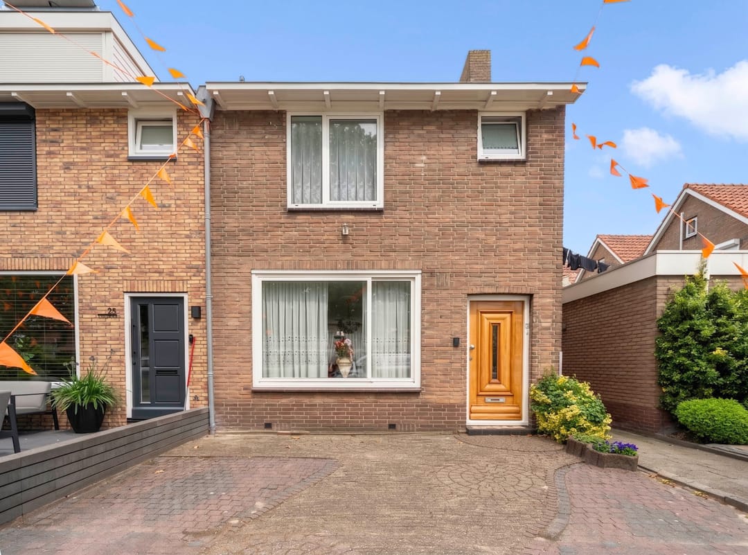 Family Home with Renovation Potential in the Popular Bloemenbuurt of Volendam