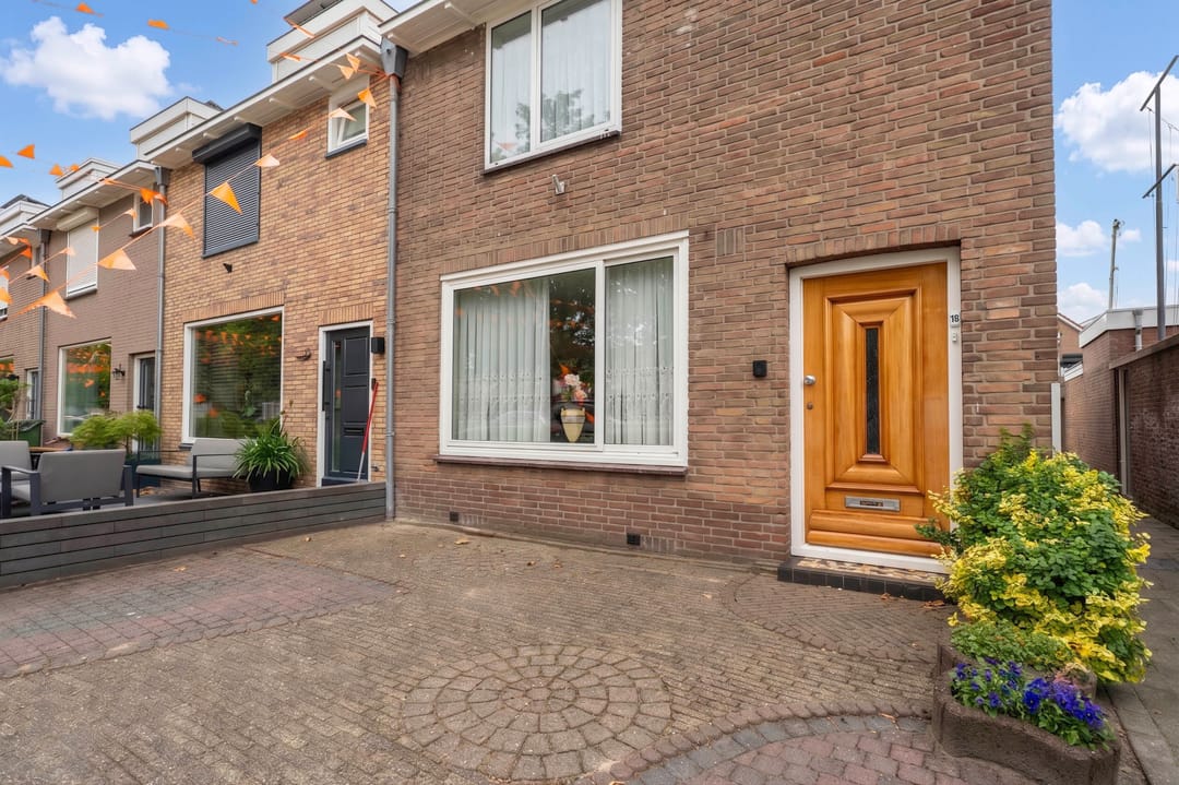 Family Home with Renovation Potential in the Popular Bloemenbuurt of Volendam — 7