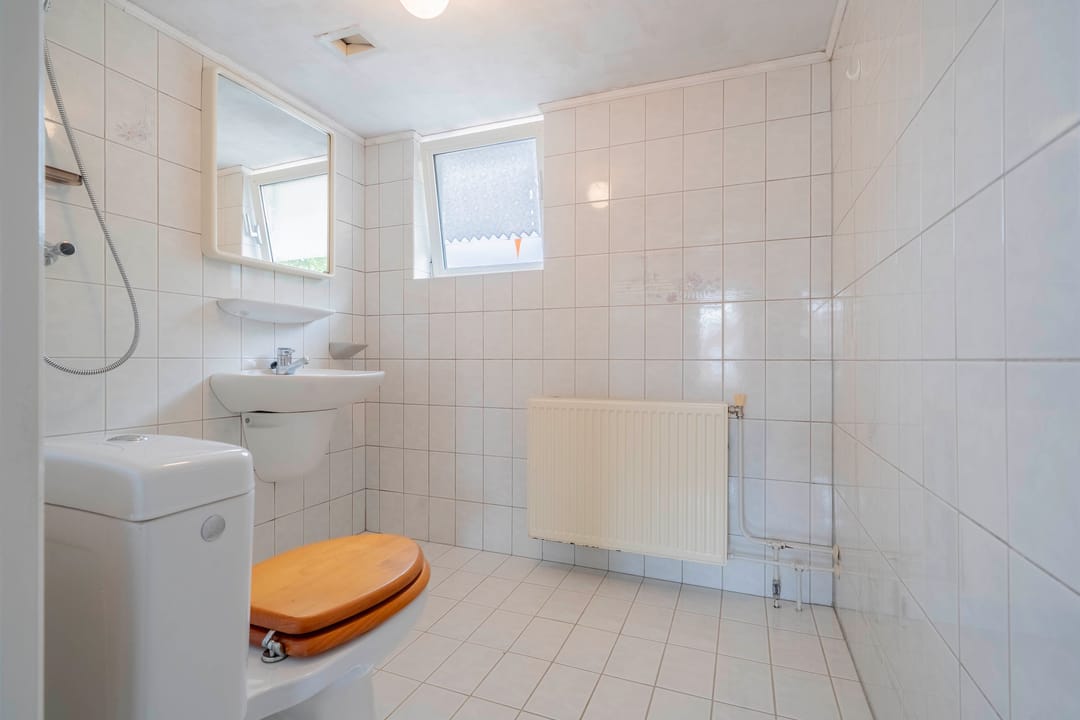 Family Home with Renovation Potential in the Popular Bloemenbuurt of Volendam — 37