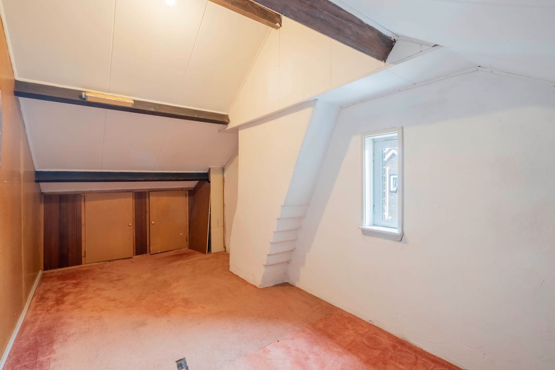 Family Home with Renovation Potential in the Popular Bloemenbuurt of Volendam — 41