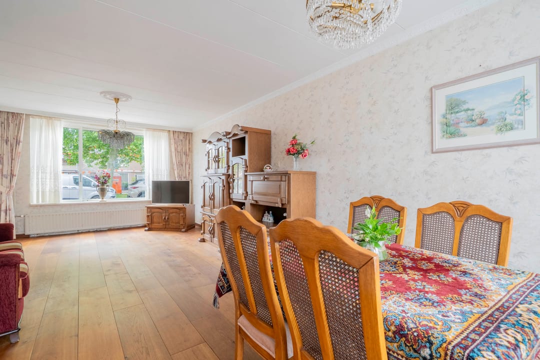 Family Home with Renovation Potential in the Popular Bloemenbuurt of Volendam — 13