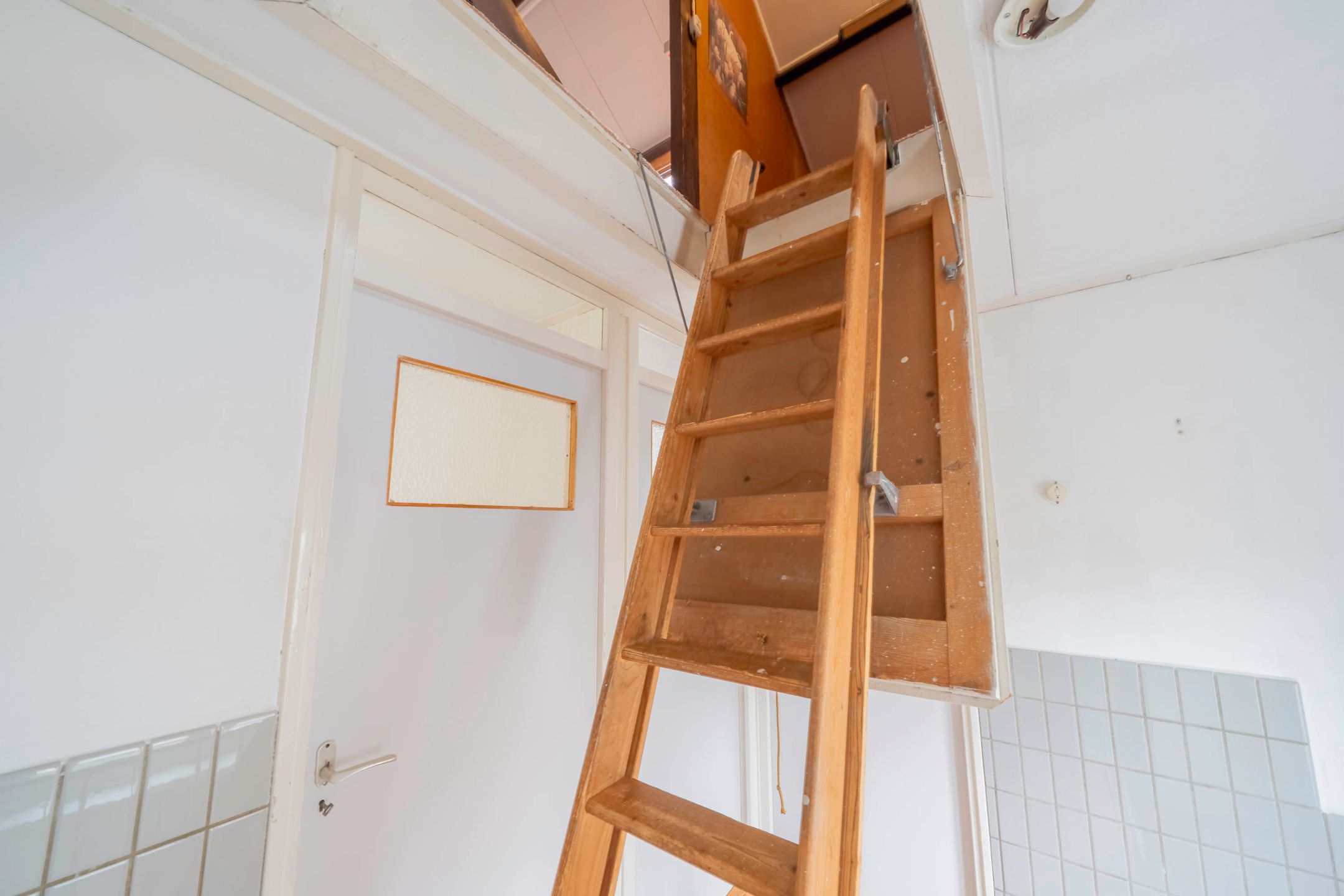 Family Home with Renovation Potential in the Popular Bloemenbuurt of Volendam — 39