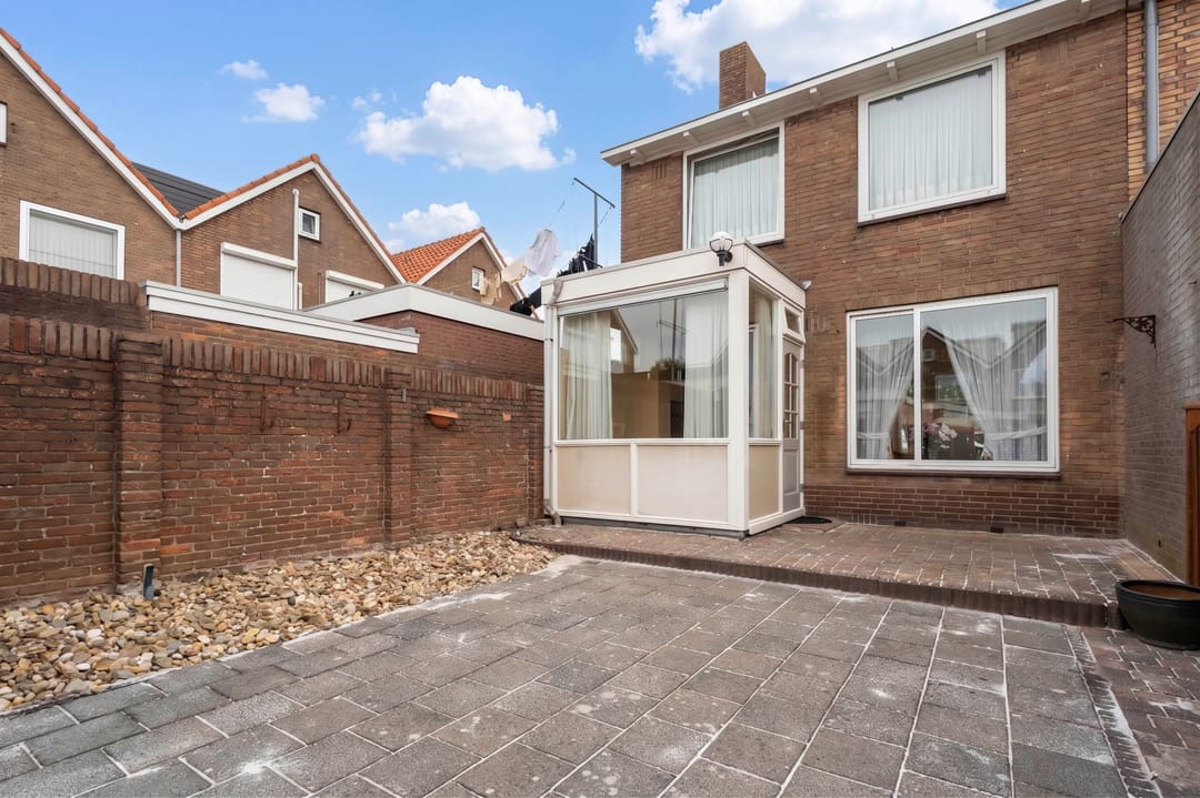 Family Home with Renovation Potential in the Popular Bloemenbuurt of Volendam — 23